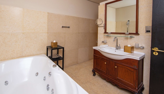 Radisson Blu Hotel, Doha - Presidential Suite bathroom - Sun
