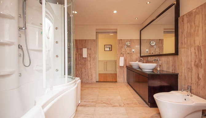Radisson Blu Hotel, Doha - Theme Suite bathroom - English Country Garden