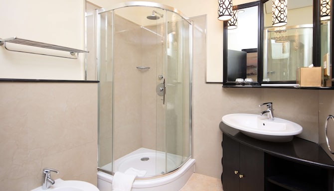 Radisson Blu Hotel, Doha - Junior Suite - Bathroom