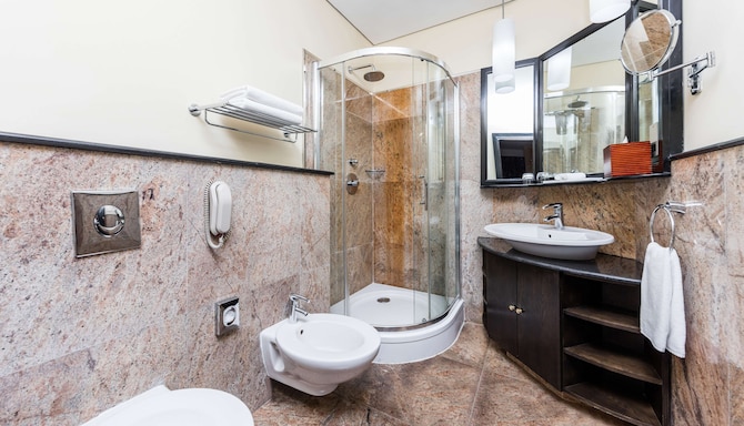 Radisson Blu Hotel, Doha - Junior Suite bathroom