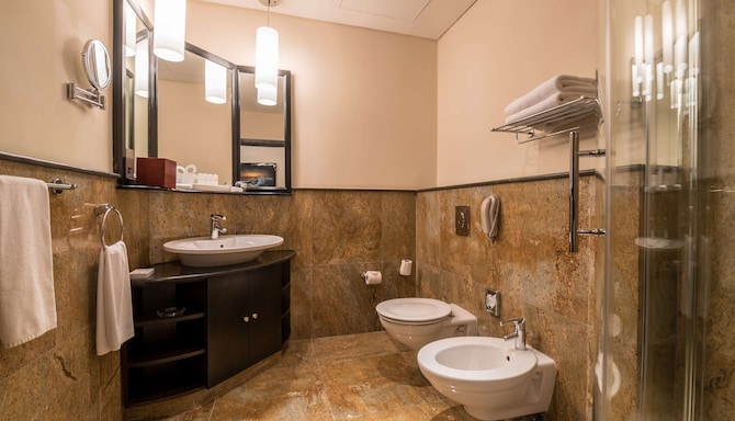 Radisson Blu Hotel, Doha - One Bedroom Apartment bathroom