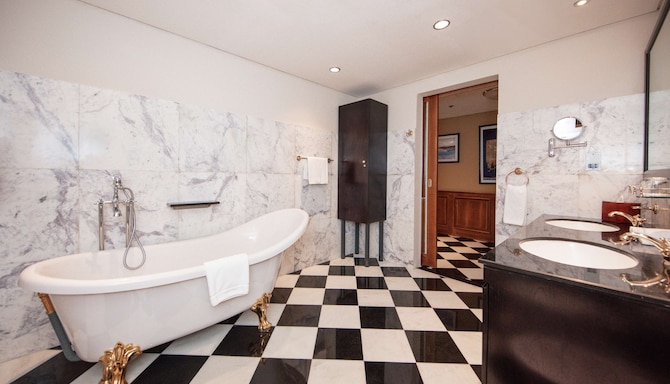Radisson Blu Hotel, Doha - Theme Suite bathroom - Scottish Baronial