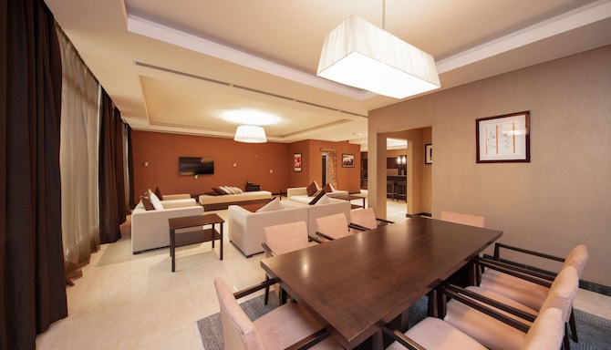 Radisson Blu Hotel, Doha - Sun Suite living room