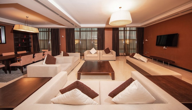 Radisson Blu Hotel, Doha - Sun Suite living area