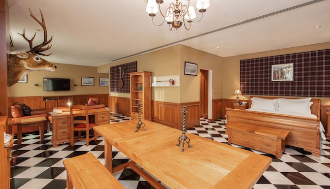 Radisson Blu Hotel, Doha - Scottish Baronial bed and dining area