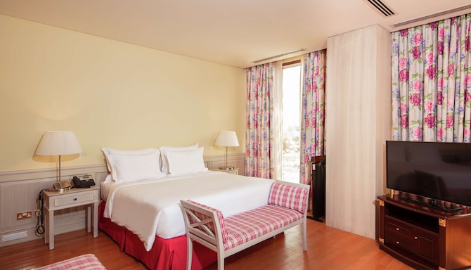Radisson Blu Hotel, Doha - English Country Garden bed