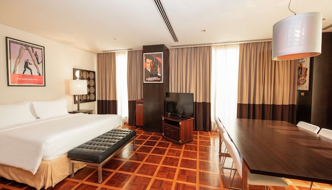 Radisson Blu Hotel, Doha - James Bond Theme bedroom
