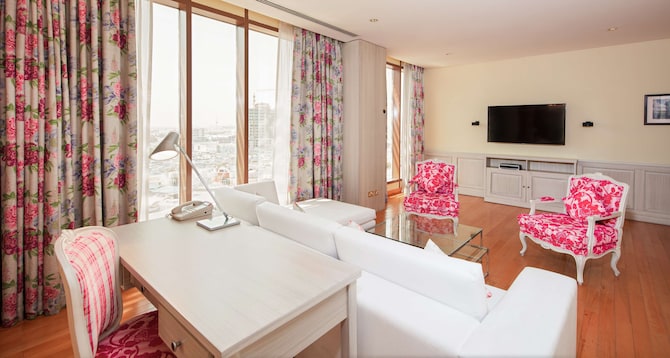 Radisson Blu Hotel, Doha - English Country Garden living area