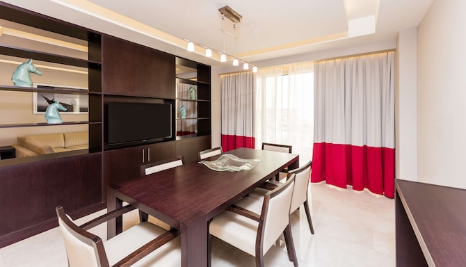 Radisson Blu Hotel, Doha - Suite with dining area