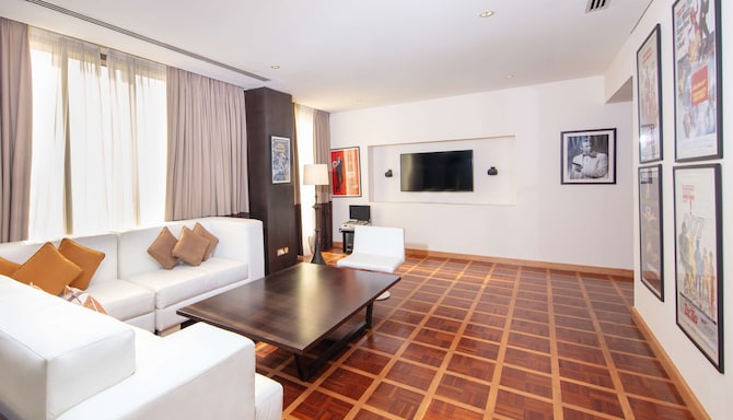 Radisson Blu Hotel, Doha - Suite with James Bond theme sitting area