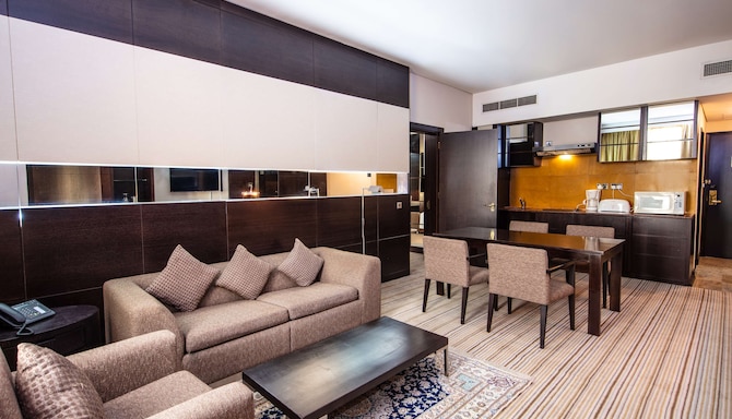 Radisson Blu Hotel, Doha - Junior Suite lounge area
