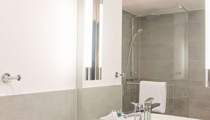 Radisson Blu Hotel, Dortmund - Guest bathroom