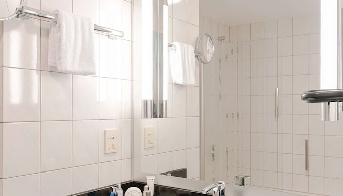 Radisson Blu Hotel, Dortmund - Bad im Gästezimmer