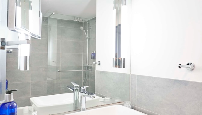 Radisson Blu Hotel, Dortmund - Bad im Gästezimmer