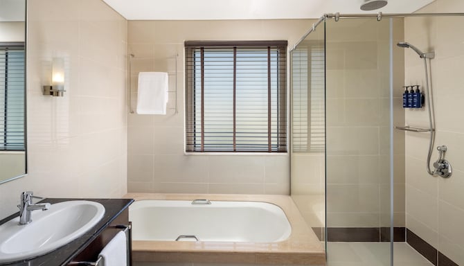Radisson Blu Hotel, Dubai Barsha Heights - حمام غرفة الضيوف