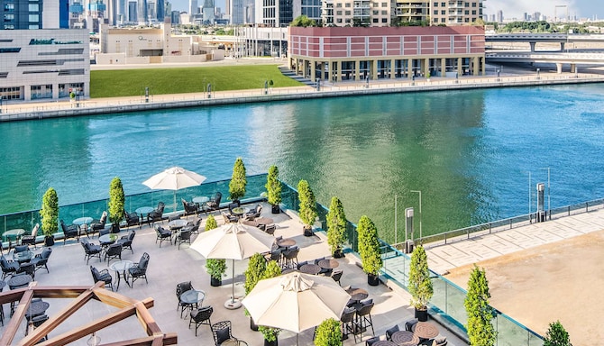 Radisson Blu Hotel, Dubai Canal View - Bai Bar and Terrace