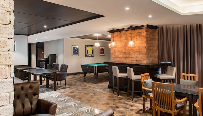 Radisson Blu Hotel, Dubai Canal View - BAI Bar and Terrace