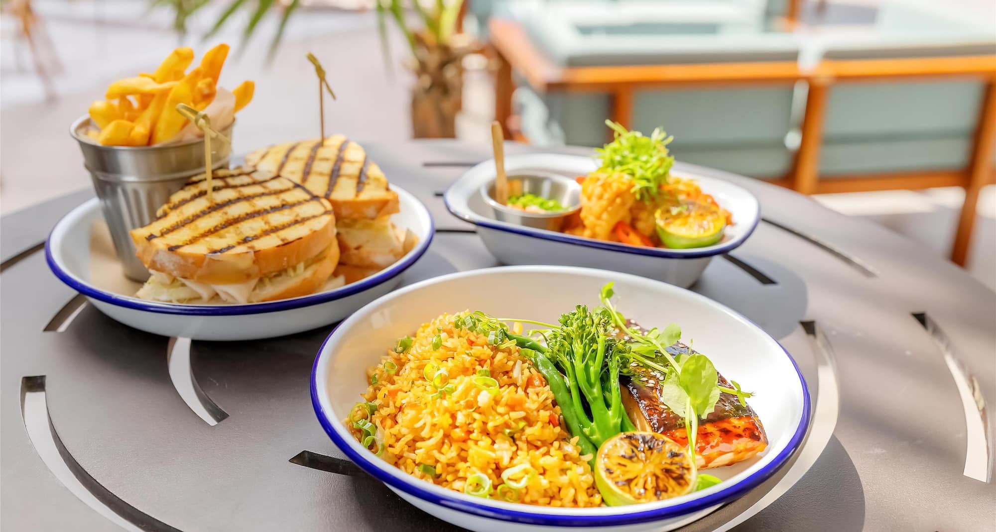 Radisson Blu Hotel, Dubai Canal View - Shelf Pool Bar