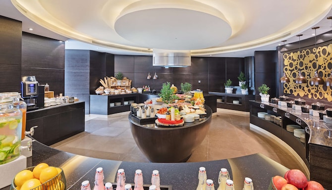فندق Radisson Blu Hotel, Dubai Canal View - مطعم Larder