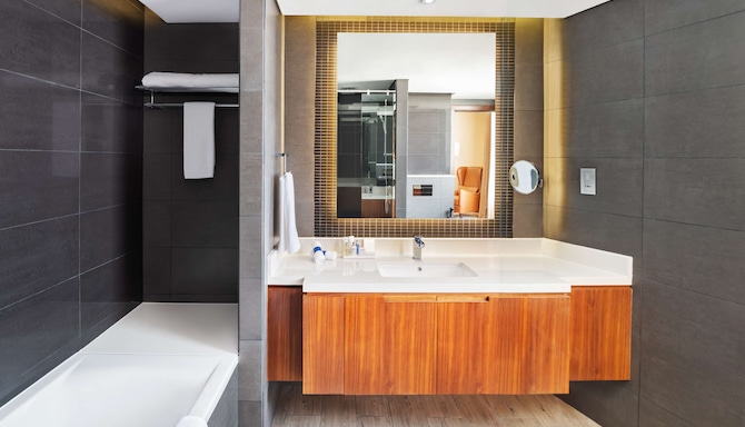 Radisson Blu Hotel, Dubai Canal View - Bathroom