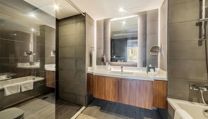 Radisson Blu Hotel, Dubai Canal View - Bathroom for Executive Room