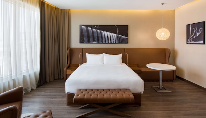 Radisson Blu Hotel, Dubai Canal View - Executive Room