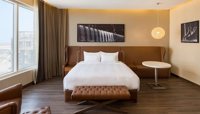 Radisson Blu Hotel, Dubai Canal View - Executive Room