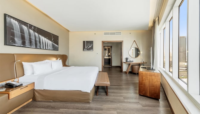 Radisson Blu Hotel, Dubai Canal View - Superior Room