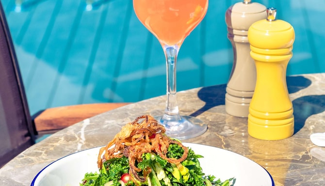 Radisson Blu Hotel, Dubai Canal View - бар у бассейна