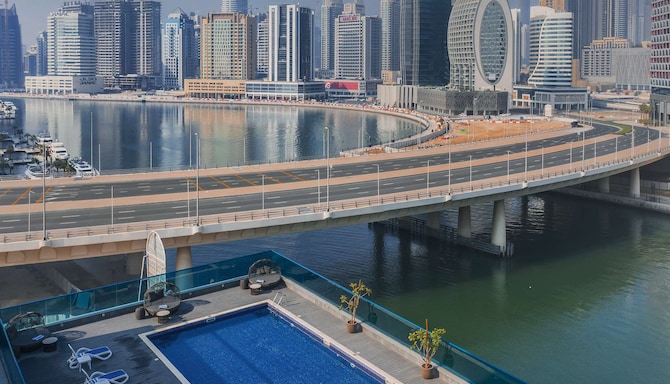 Radisson Blu Hotel, Dubai Canal View - Pool and view