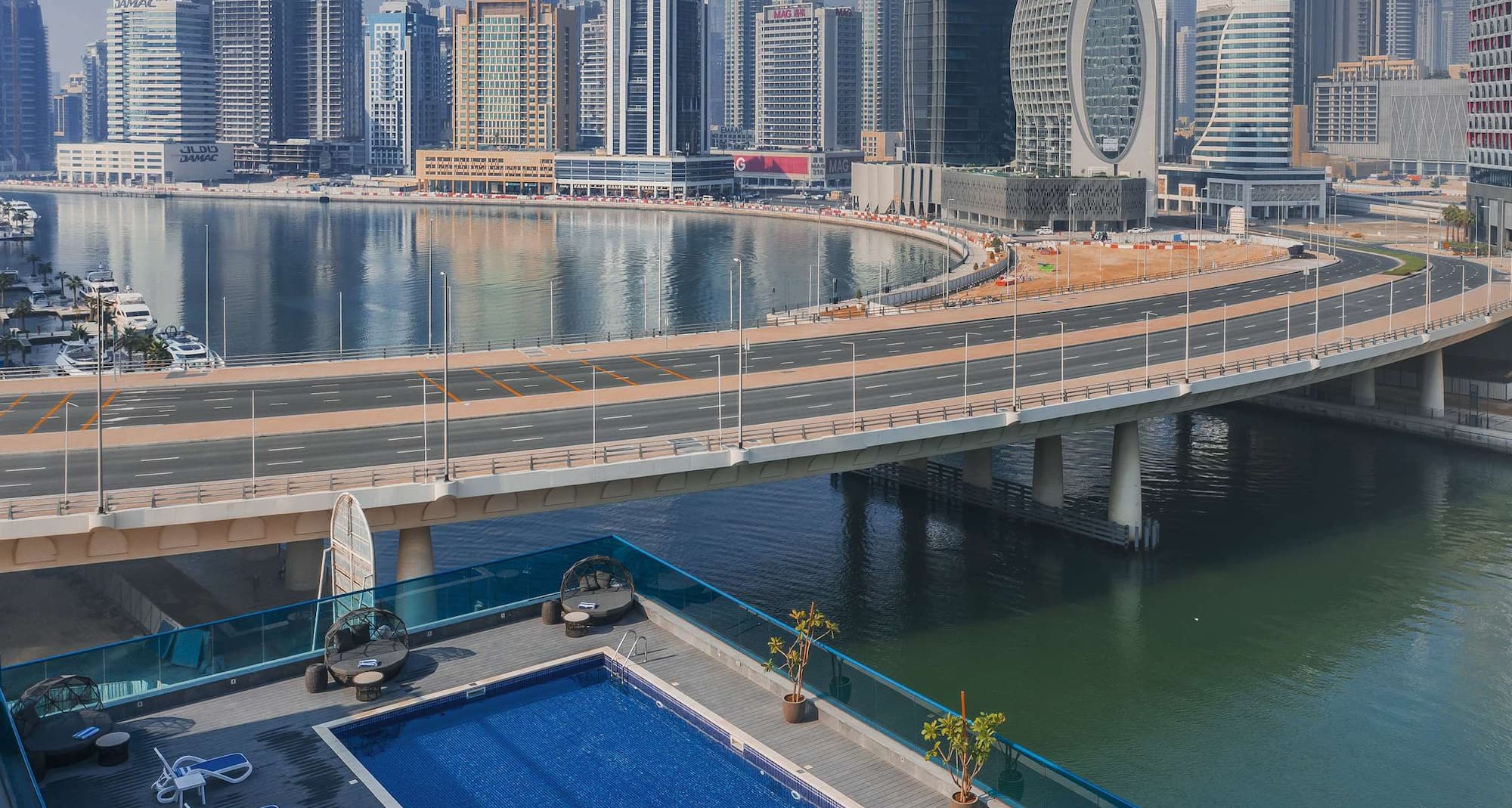 Radisson Blu Hotel, Dubai Canal View - Pool and view