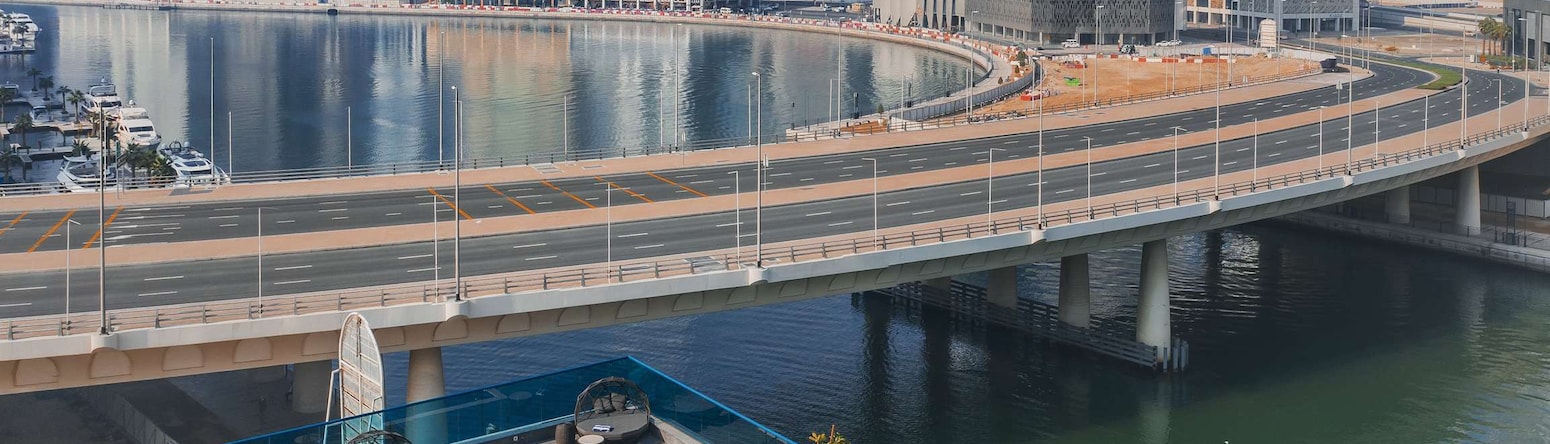 فندق راديسون بلو، دبي كانال فيو - حمام سباحة وإطلالة