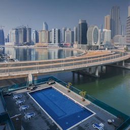 Radisson Blu Hotel, Dubai Canal View - Pool and view