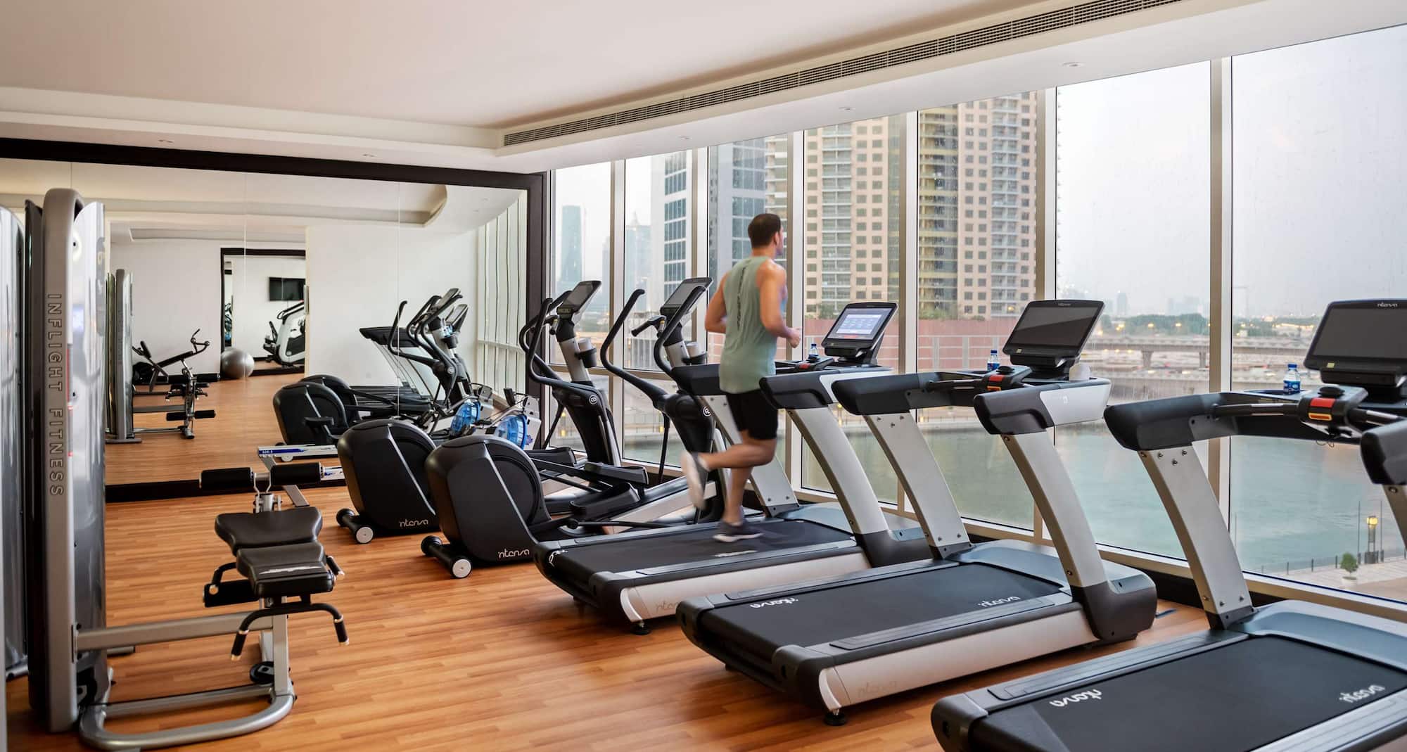 Radisson Blu Hotel, Dubai Canal View - Gym