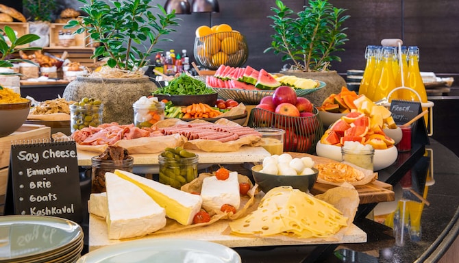 Radisson Blu Hotel, Dubai Canal View - Larder