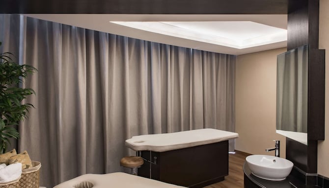 Radisson Blu Hotel, Dubai Canal View - Dreamworks Spa