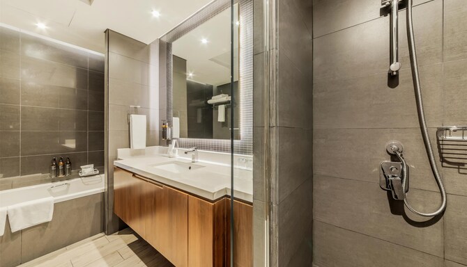 Radisson Blu Hotel, Dubai Canal View - Bathroom for Suite