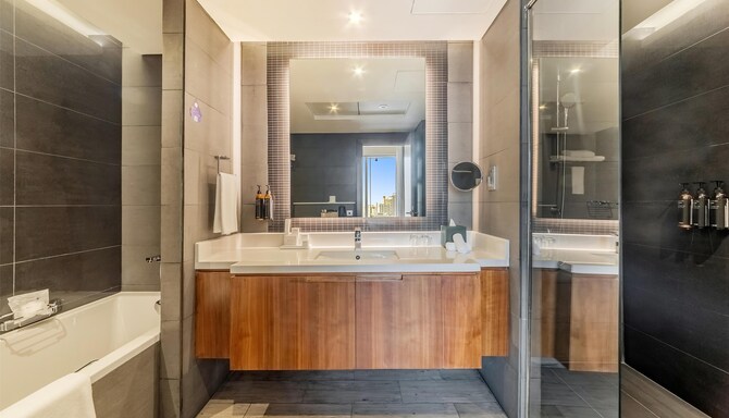 Radisson Blu Hotel, Dubai Canal View - Bathroom for One Bedroom Suite