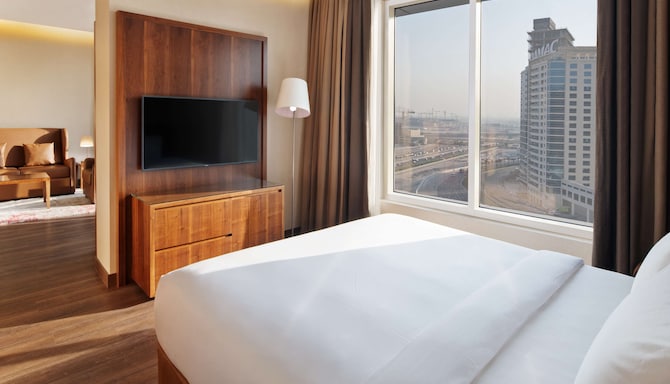 Radisson Blu Hotel, Dubai Canal View - Suite