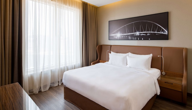 Radisson Blu Hotel, Dubai Canal View - One Bedroom Suite