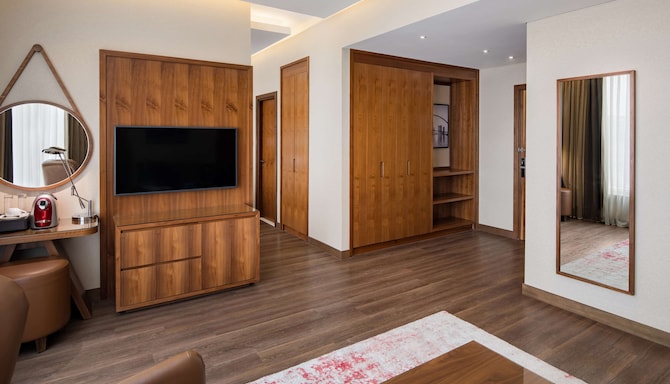 Radisson Blu Hotel, Dubai Canal View - One Bedroom Suite