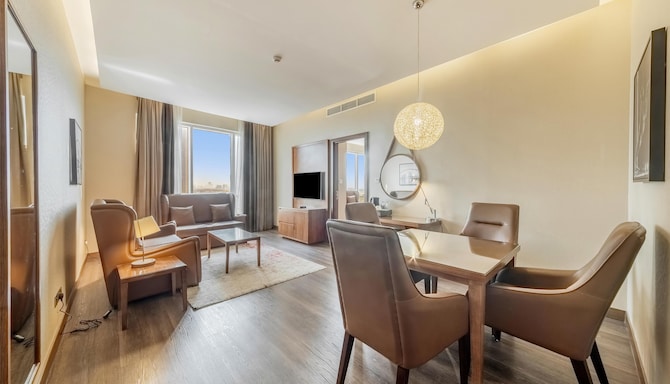 Radisson Blu Hotel, Dubai Canal View - Family Suite