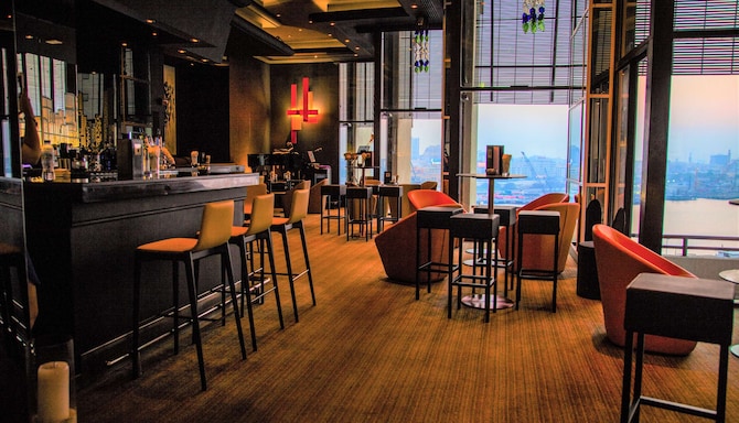 Radisson Blu Hotel, Dubai Deira Creek - Up On The Tenth Bar