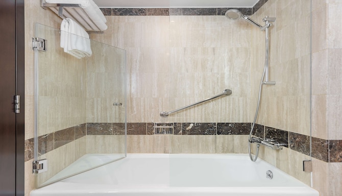 Radisson Blu Hotel, Dubai Deira Creek - Standard Room bathroom