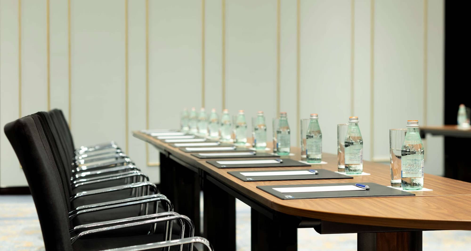 Radisson Blu Hotel, Dubai Deira Creek – Al Khoor Suite – Tagungsraum – U-förmige Bestuhlung