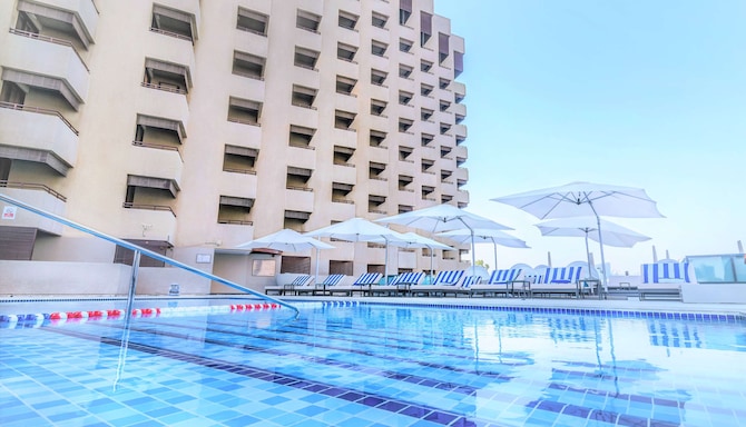 Radisson Blu Hotel, Dubai Deira Creek - открытый бассейн