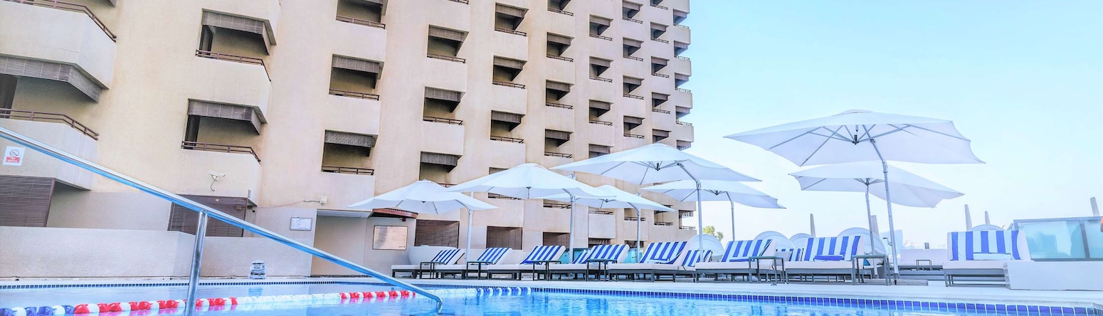 Radisson Blu Hotel, Dubai Deira Creek - Outdoor Pool