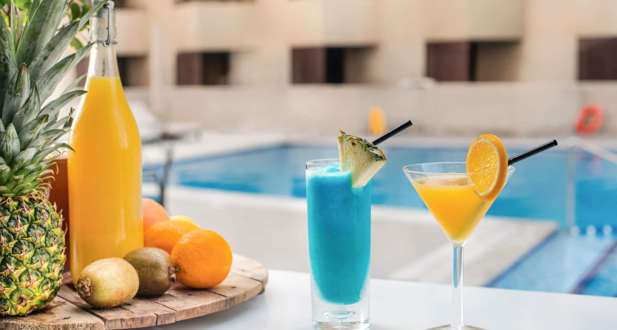 Radisson Blu Hotel, Dubai Deira Creek - BluO Pool Bar Bar