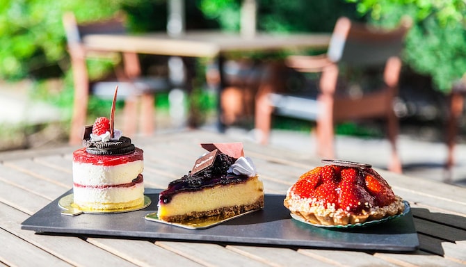 Radisson Blu Hotel, Dubai Deira Creek - Cheese-cake Oreo, fromage américain et tarte aux fraises