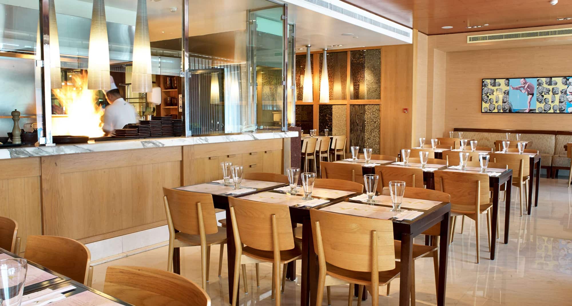 Radisson Blu Hotel, Dubai Deira Creek - Restaurant Yum Tables